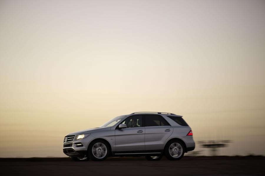  Mercedes-Benz ML350 4Matic 2012 года  (фото 2 из 26)